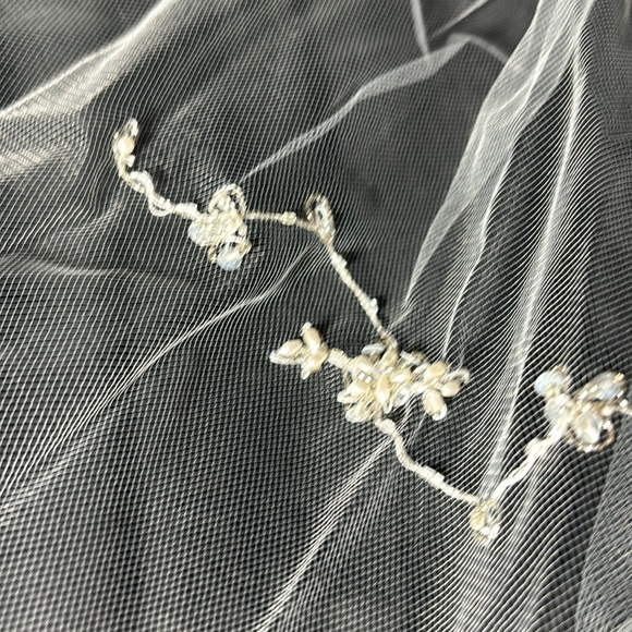 Make offer! NWT Fingertip 2 Tier Bride Veil Beaded edging flower scroll design - Picture 13 of 13